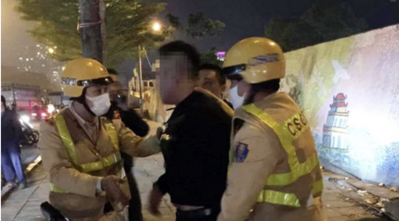 Báo động hành vi chống đối CSGT, ngăn cách nào?- Ảnh 1. Báo động hành vi chống đối CSGT, ngăn cách nào?- Ảnh 1.