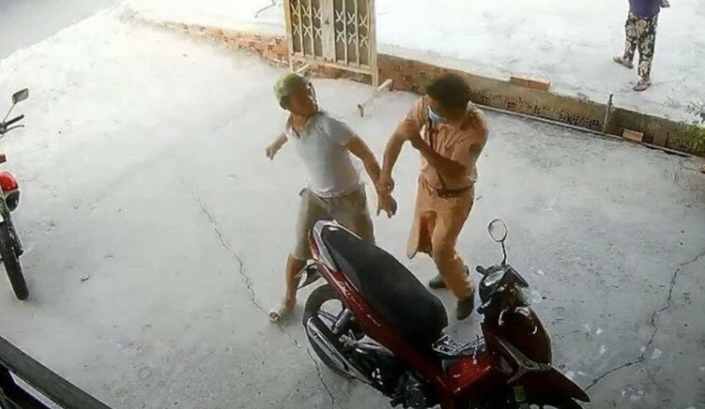 Báo động hành vi chống đối CSGT, ngăn cách nào?- Ảnh 2. Báo động hành vi chống đối CSGT, ngăn cách nào?- Ảnh 2.