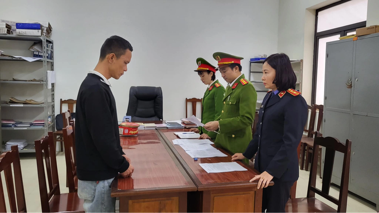 Ph&uacute; Thọ: Khởi tố t&agrave;i xế &ocirc; t&ocirc; tải tạt đầu hai xe m&aacute;y tr&ecirc;n cầu Ngọc Th&aacute;p- Ảnh 1.
