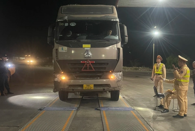 CSGT Lạng Sơn mật phục xử l&yacute; xe qu&aacute; tải sau phản &aacute;nh của B&aacute;o Giao th&ocirc;ng- Ảnh 1.
