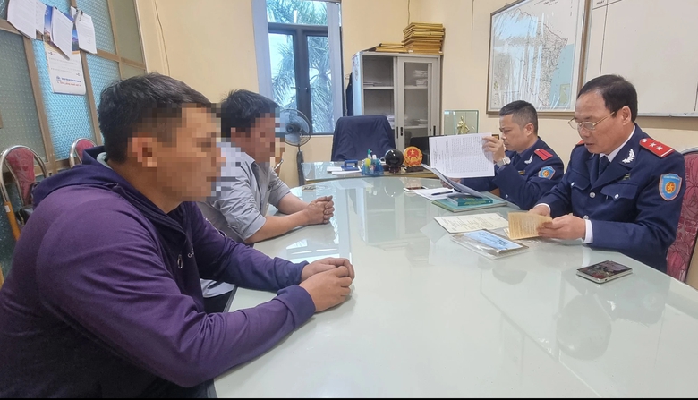 T&agrave;i xế xe kh&aacute;ch vừa cầm l&aacute;i vừa r&iacute;t điếu c&agrave;y: "T&ocirc;i đ&atilde; biết lỗi"- Ảnh 1.