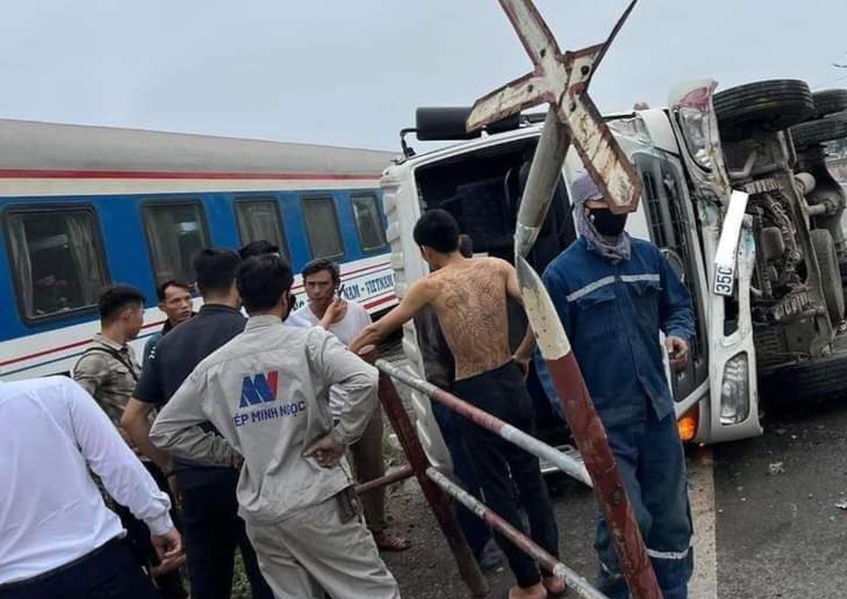 Ninh Bình: Tàu hỏa va chạm xe chở rác, một người bị thương- Ảnh 1. Ninh Bình: Tàu hỏa va chạm xe chở rác, một người bị thương- Ảnh 1.
