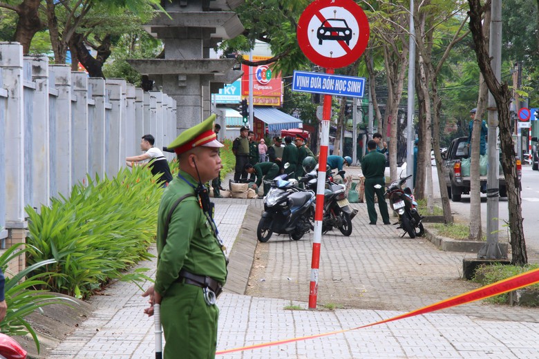 Phong tỏa cổng một trường học ở Đ&agrave; Nẵng v&igrave; xuất hiện "vật lạ"- Ảnh 1.