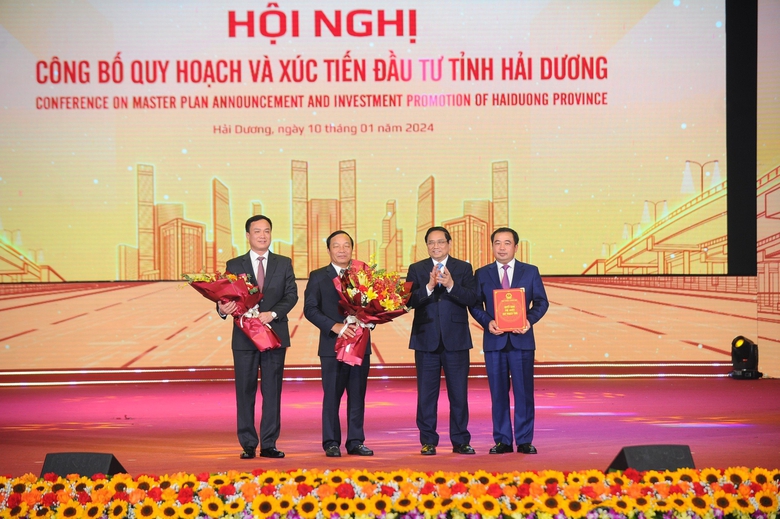 Thủ tướng trao quyết định quy hoạch tỉnh Hải Dương tầm nh&igrave;n 2050- Ảnh 1.