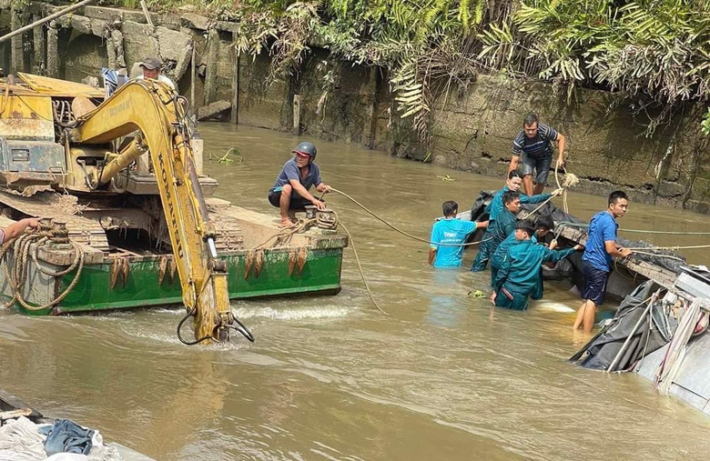Gặp nước chảy xiết, ghe chở 23 tấn gạo lật ngang trên sông- Ảnh 2.