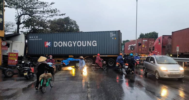 Sau va chạm, xe container lao thẳng v&agrave;o nh&agrave; d&acirc;n l&uacute;c rạng s&aacute;ng- Ảnh 1.