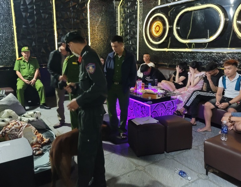 Bắt quả tang nh&oacute;m nam nữ mở tiệc ma t&uacute;y trong ph&ograve;ng karaoke- Ảnh 1.