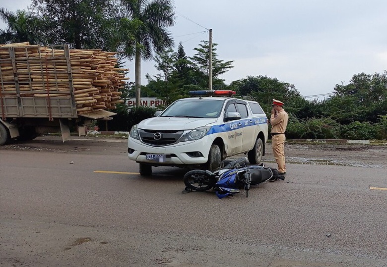 Xe m&aacute;y va chạm &ocirc; t&ocirc; CSGT Quảng Nam, nam thanh ni&ecirc;n tử vong- Ảnh 1.
