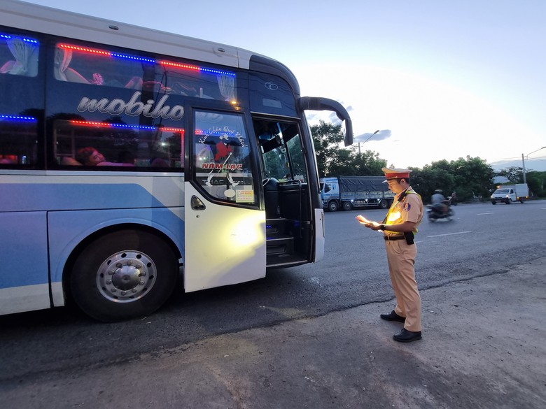 L&aacute;i xe bất ngờ khi bị CSGT B&igrave;nh Định kiểm tra nồng độ cồn, ma t&uacute;y từ s&aacute;ng sớm- Ảnh 5.