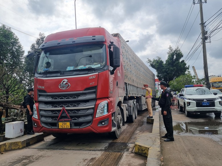 L&aacute;i xe bất ngờ khi bị CSGT B&igrave;nh Định kiểm tra nồng độ cồn, ma t&uacute;y từ s&aacute;ng sớm- Ảnh 3.