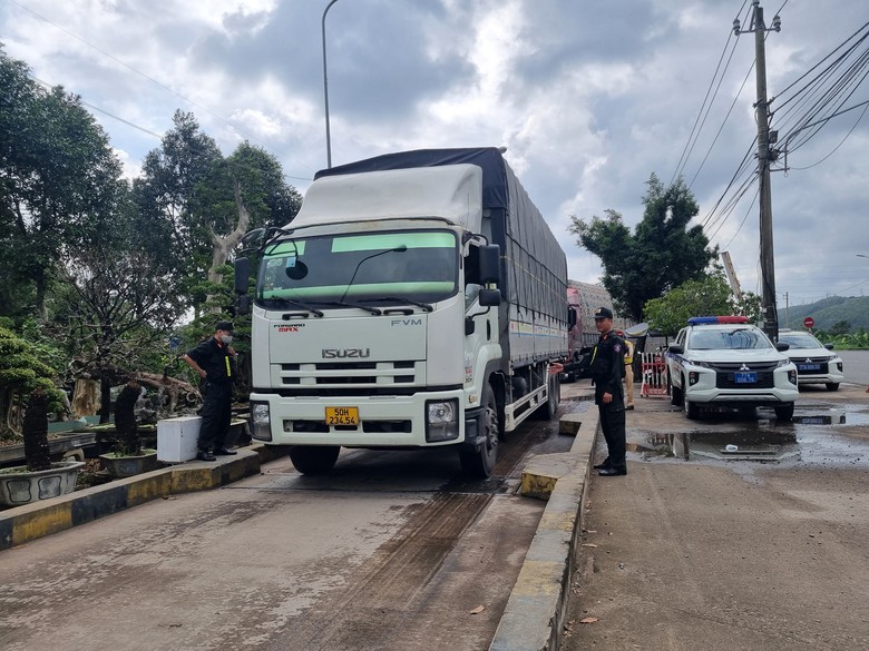 L&aacute;i xe bất ngờ khi bị CSGT B&igrave;nh Định kiểm tra nồng độ cồn, ma t&uacute;y từ s&aacute;ng sớm- Ảnh 6.