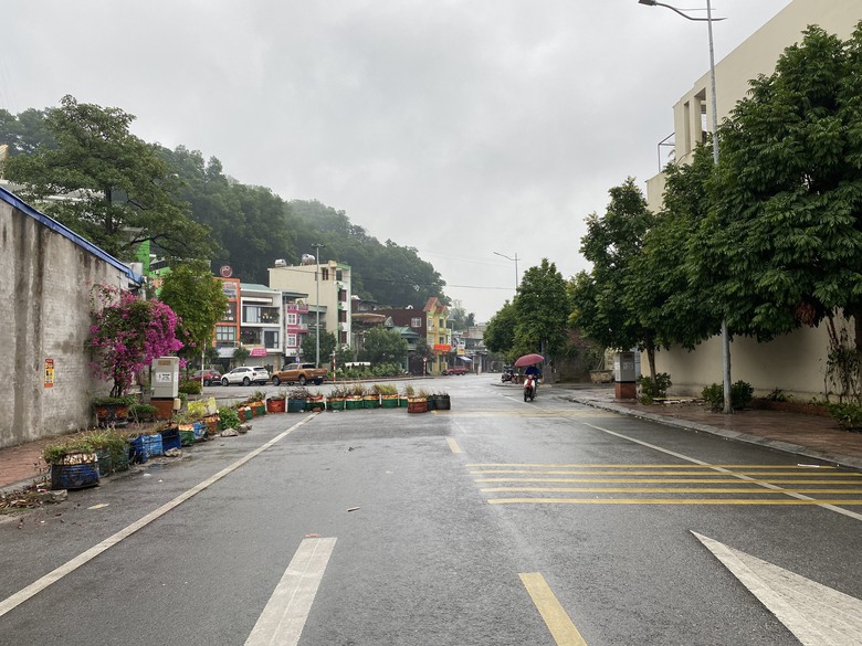 Quảng Ninh: Đường đ&atilde; xong hơn 2 năm, sao vẫn chưa thể lưu th&ocirc;ng?- Ảnh 1.