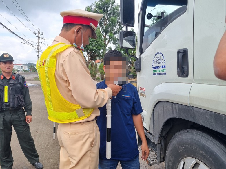 L&aacute;i xe bất ngờ khi bị CSGT B&igrave;nh Định kiểm tra nồng độ cồn, ma t&uacute;y từ s&aacute;ng sớm- Ảnh 4.