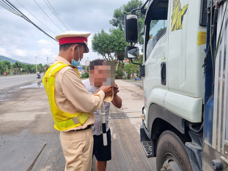 L&aacute;i xe bất ngờ khi bị CSGT B&igrave;nh Định kiểm tra nồng độ cồn, ma t&uacute;y từ s&aacute;ng sớm- Ảnh 8.