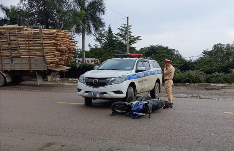 Hiện trường vụ tai nạn giữa xe m&aacute;y v&agrave; &ocirc; t&ocirc; CSGT Quảng Nam.