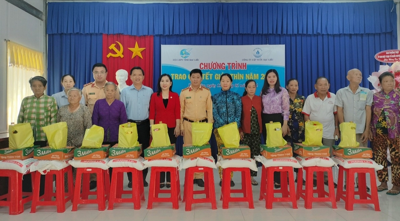 CSGT Bạc Li&ecirc;u mang Xu&acirc;n đến những gia đ&igrave;nh kh&oacute; khăn- Ảnh 2.