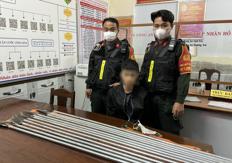 Cảnh s&aacute;t 911 Đ&agrave; Nẵng truy đuổi thanh ni&ecirc;n &ocirc;m cả b&oacute; dao ph&oacute;ng lợn diễu phố- Ảnh 1.