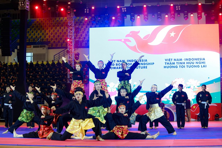 Chủ tịch nước và Tổng thống Indonesia xem trình diễn Pencak silat, võ cổ truyền- Ảnh 3. Chủ tịch nước và Tổng thống Indonesia xem trình diễn Pencak silat, võ cổ truyền- Ảnh 3.