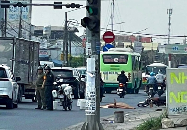 C&uacute; va chạm mạnh khiến người đ&agrave;n &ocirc;ng đi xe m&aacute;y tử vong tại chỗ.