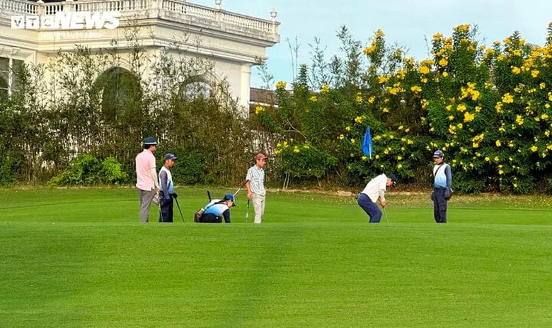 Cho th&ocirc;i chức gi&aacute;m đốc sở ở Bắc Ninh chơi golf trong giờ h&agrave;nh ch&iacute;nh- Ảnh 1.