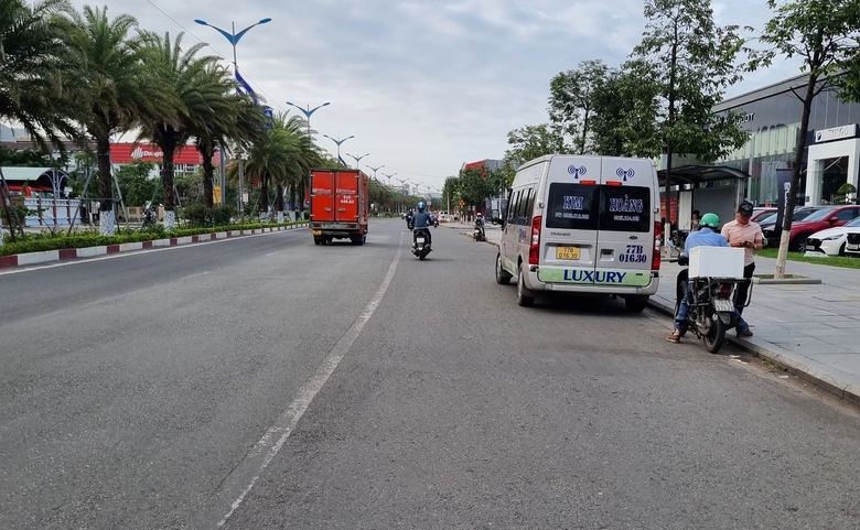 Trạm xăng thành bãi đón khách, xe dù náo loạn quanh bến xe Quy Nhơn- Ảnh 2. Trạm xăng thành bãi đón khách, xe dù náo loạn quanh bến xe Quy Nhơn- Ảnh 2.