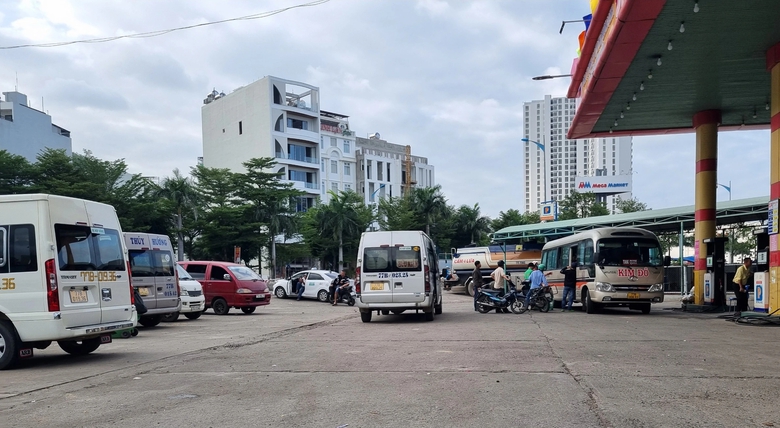 Trạm xăng thành bãi đón khách, xe dù náo loạn quanh bến xe Quy Nhơn- Ảnh 1. Trạm xăng thành bãi đón khách, xe dù náo loạn quanh bến xe Quy Nhơn- Ảnh 1.