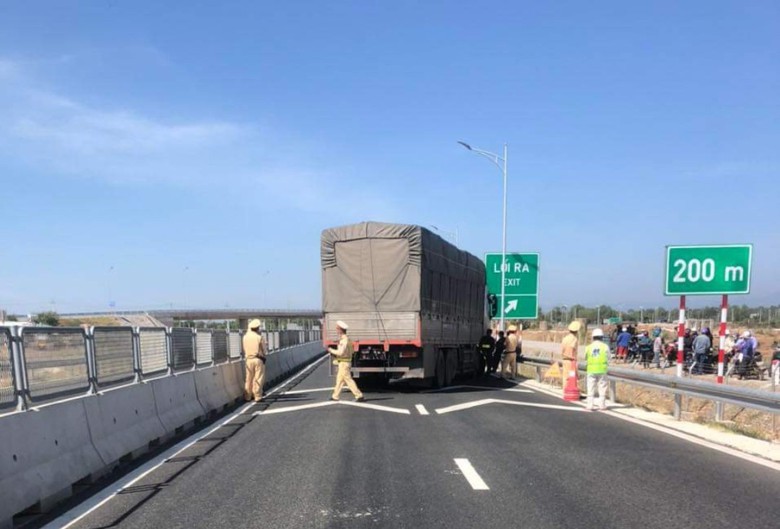 Khởi tố t&agrave;i xế bỏ chạy hơn 20km tr&ecirc;n cao tốc, lao xe v&agrave;o CSGT- Ảnh 1.