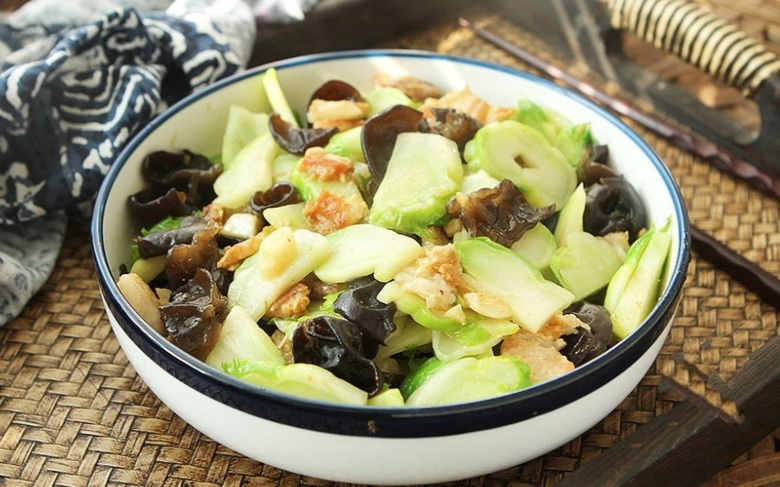 Loại rau chỉ c&oacute; trong m&ugrave;a đ&ocirc;ng, gi&aacute; một c&acirc;n cả trăm ng&agrave;n vẫn nhiều người săn l&ugrave;ng