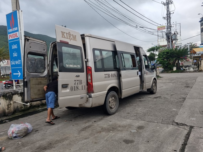 Trạm xăng thành bãi đón khách, xe dù náo loạn quanh bến xe Quy Nhơn- Ảnh 3. Trạm xăng thành bãi đón khách, xe dù náo loạn quanh bến xe Quy Nhơn- Ảnh 3.
