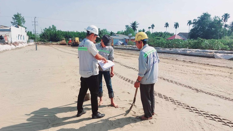 Công nhân chia 3 ca, 4 kíp tất bật thi công cầu Đại Ngãi- Ảnh 9. Công nhân chia 3 ca, 4 kíp tất bật thi công cầu Đại Ngãi- Ảnh 9.