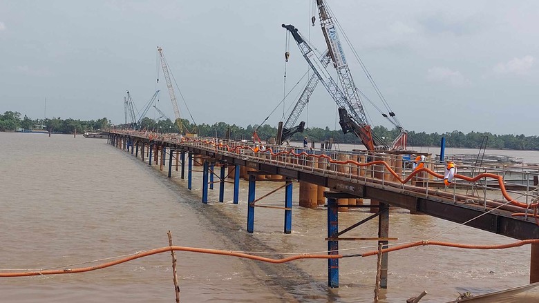 Công nhân chia 3 ca, 4 kíp tất bật thi công cầu Đại Ngãi- Ảnh 2. Công nhân chia 3 ca, 4 kíp tất bật thi công cầu Đại Ngãi- Ảnh 2.