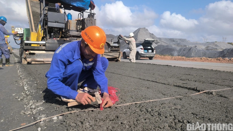 Thảm mẻ cấp phối đ&aacute; dăm gia cố xi măng đầu ti&ecirc;n tr&ecirc;n cao tốc Bắc - Nam qua Quảng B&igrave;nh- Ảnh 2.