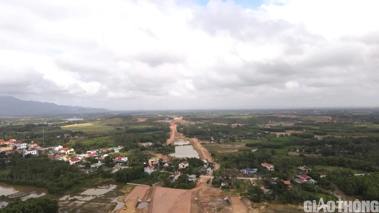Thảm mẻ cấp phối đ&aacute; dăm gia cố xi măng đầu ti&ecirc;n tr&ecirc;n cao tốc Bắc - Nam qua Quảng B&igrave;nh- Ảnh 5.