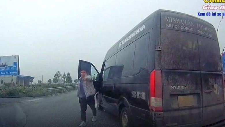 L&agrave;m r&otilde; vụ t&agrave;i xế xe kh&aacute;ch chặn đường, dằn mặt l&aacute;i xe kh&aacute;c để gi&agrave;nh kh&aacute;ch - Ảnh 1.