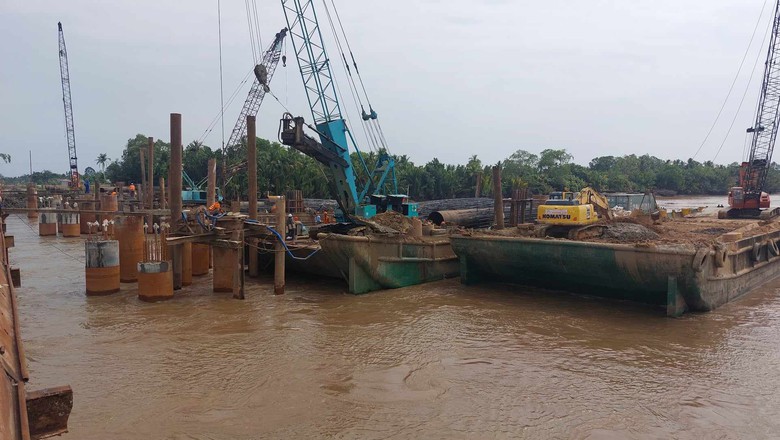 Công nhân chia 3 ca, 4 kíp tất bật thi công cầu Đại Ngãi- Ảnh 1. Công nhân chia 3 ca, 4 kíp tất bật thi công cầu Đại Ngãi- Ảnh 1.