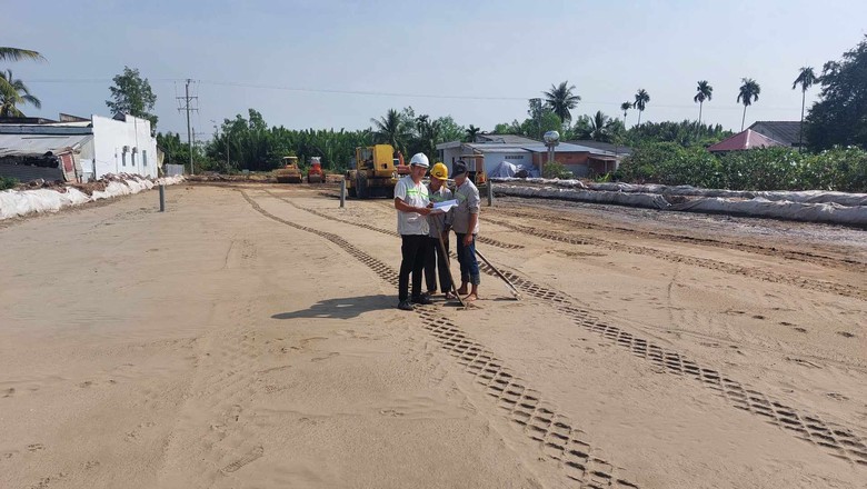 Công nhân chia 3 ca, 4 kíp tất bật thi công cầu Đại Ngãi- Ảnh 5. Công nhân chia 3 ca, 4 kíp tất bật thi công cầu Đại Ngãi- Ảnh 5.