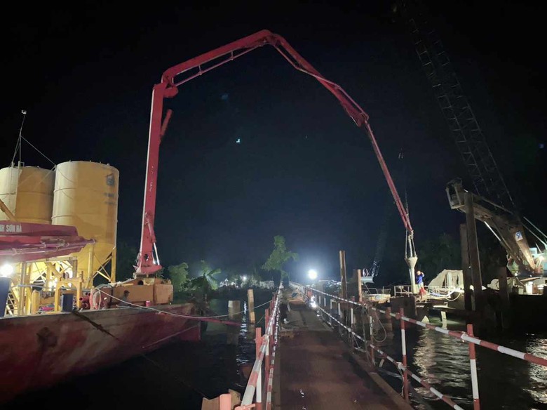Công nhân chia 3 ca, 4 kíp tất bật thi công cầu Đại Ngãi- Ảnh 6. Công nhân chia 3 ca, 4 kíp tất bật thi công cầu Đại Ngãi- Ảnh 6.