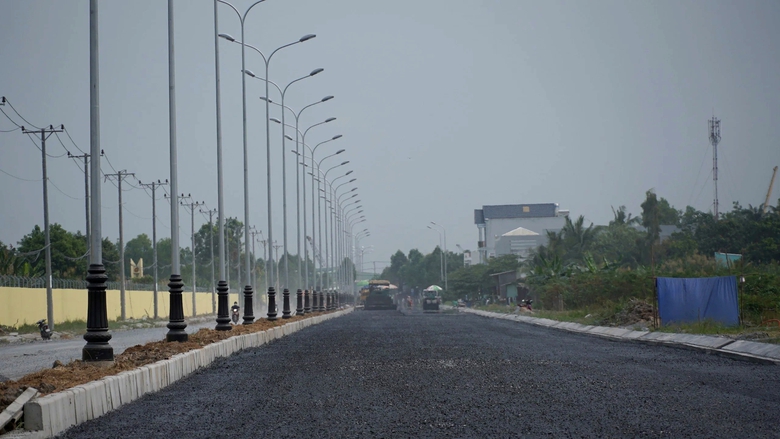 Có mặt bằng, đường Vành đai sân bay Cần Thơ ráo riết thi công, kịp thông xe trước Tết- Ảnh 5. Có mặt bằng, đường Vành đai sân bay Cần Thơ ráo riết thi công, kịp thông xe trước Tết- Ảnh 5.