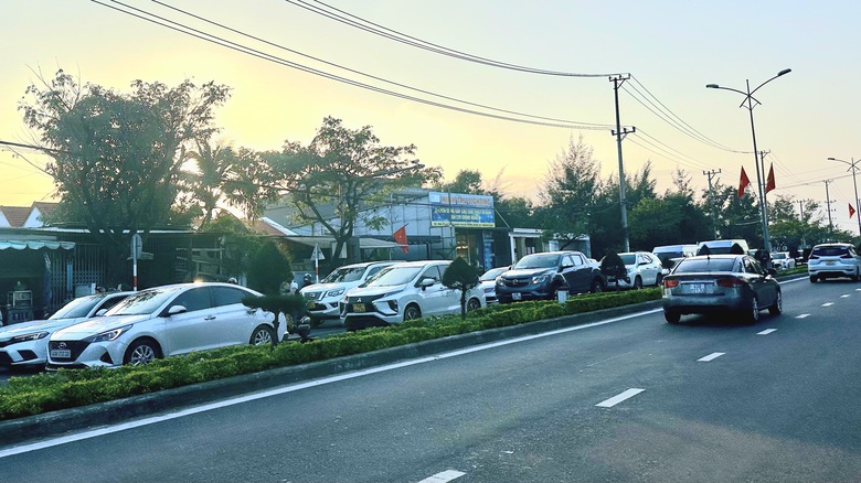 Du kh&aacute;ch &ugrave;n &ugrave;n đổ về phố cổ Hội An những ng&agrave;y gi&aacute;p Tết- Ảnh 1.