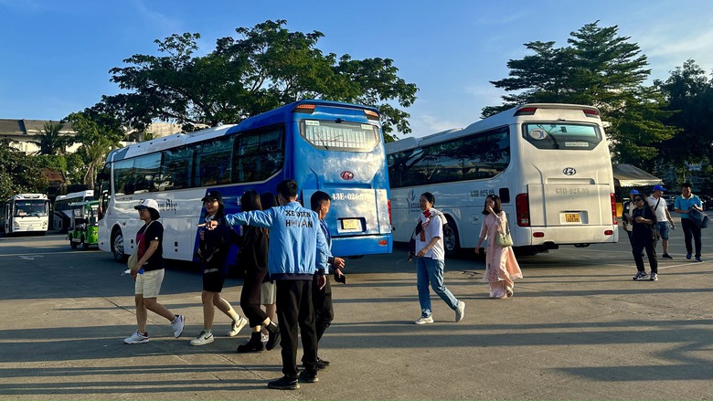 Du kh&aacute;ch &ugrave;n &ugrave;n đổ về phố cổ Hội An những ng&agrave;y gi&aacute;p Tết- Ảnh 3.