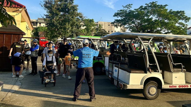 Du kh&aacute;ch &ugrave;n &ugrave;n đổ về phố cổ Hội An những ng&agrave;y gi&aacute;p Tết- Ảnh 2.