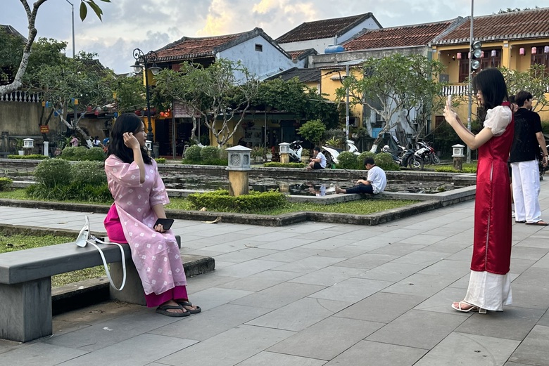 Du kh&aacute;ch &ugrave;n &ugrave;n đổ về phố cổ Hội An những ng&agrave;y gi&aacute;p Tết- Ảnh 5.