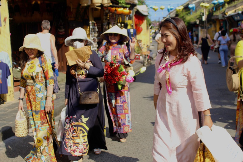 Du kh&aacute;ch &ugrave;n &ugrave;n đổ về phố cổ Hội An những ng&agrave;y gi&aacute;p Tết- Ảnh 11.