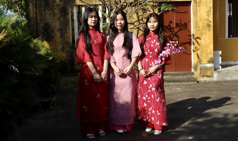 Du kh&aacute;ch &ugrave;n &ugrave;n đổ về phố cổ Hội An những ng&agrave;y gi&aacute;p Tết- Ảnh 6.