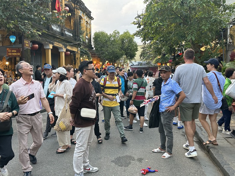 Du kh&aacute;ch &ugrave;n &ugrave;n đổ về phố cổ Hội An những ng&agrave;y gi&aacute;p Tết- Ảnh 12.