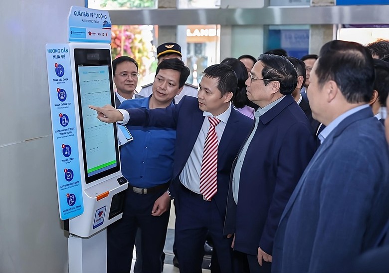 Người dân trải nghiệm mua vé tàu tự động dịp sát Tết Nguyên đán- Ảnh 3. Người dân trải nghiệm mua vé tàu tự động dịp sát Tết Nguyên đán- Ảnh 3.
