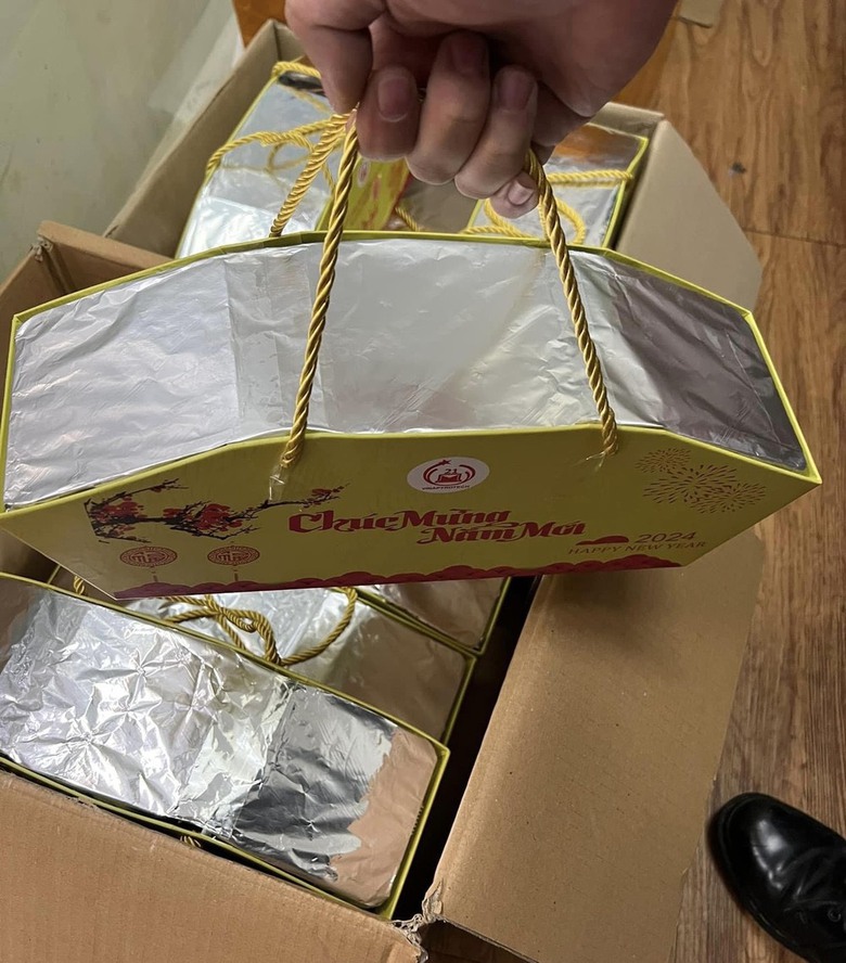 Chưa vội mua pháo hoa Tết, nhiều người đợi đại hạ giá- Ảnh 2. Chưa vội mua pháo hoa Tết, nhiều người đợi đại hạ giá- Ảnh 2.