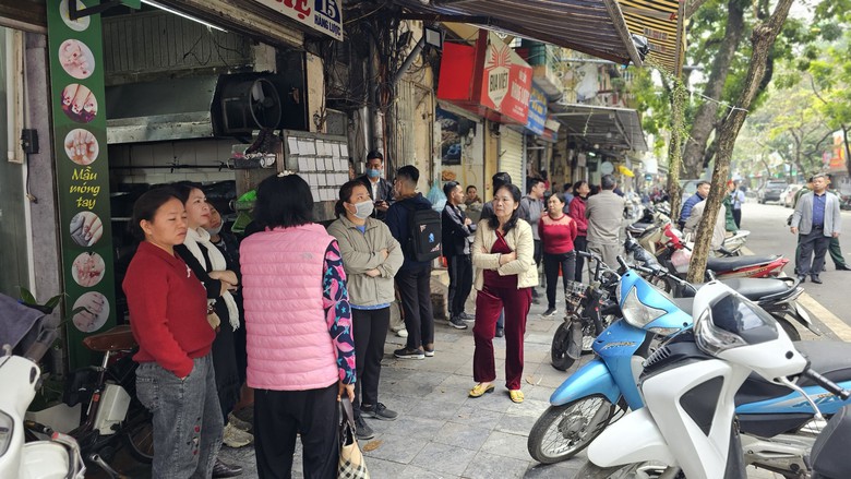 Cháy nhà, 4 người tử vong ở Hà Nội: Cửa khoá chặt, hàng xóm bất lực dập lửa- Ảnh 2. Cháy nhà, 4 người tử vong ở Hà Nội: Cửa khoá chặt, hàng xóm bất lực dập lửa- Ảnh 2.