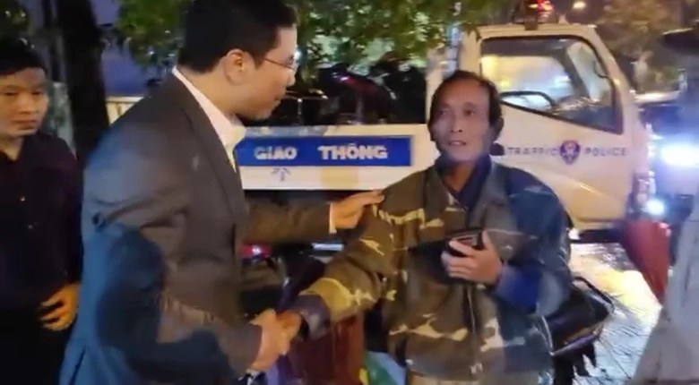 B&aacute;c thợ x&acirc;y đi lạc đường v&igrave; qu&aacute; ch&eacute;n, gi&aacute;m đốc c&ocirc;ng an tỉnh gọi người nh&agrave; đưa về- Ảnh 2.