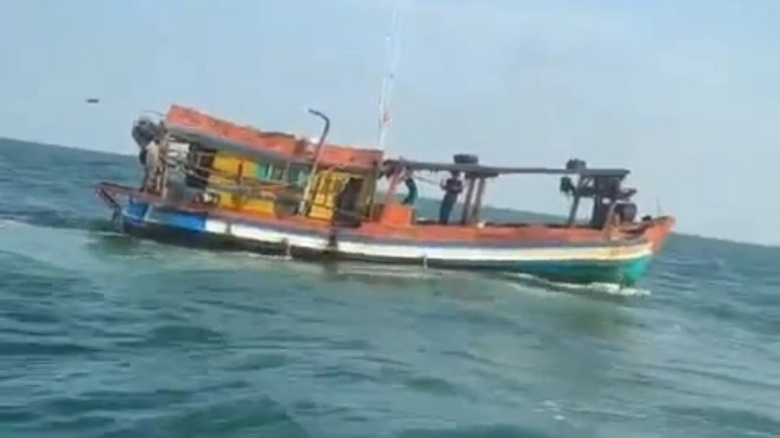 Huy động t&agrave;u tuần tra, kiểm so&aacute;t khu vực tranh chấp ngư trường ở C&agrave; Mau- Ảnh 1.